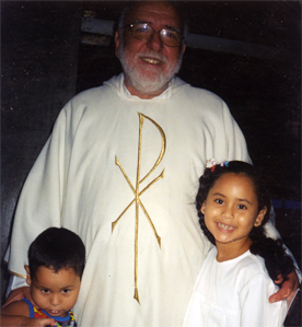 Gabriel e Gabriele com Padre